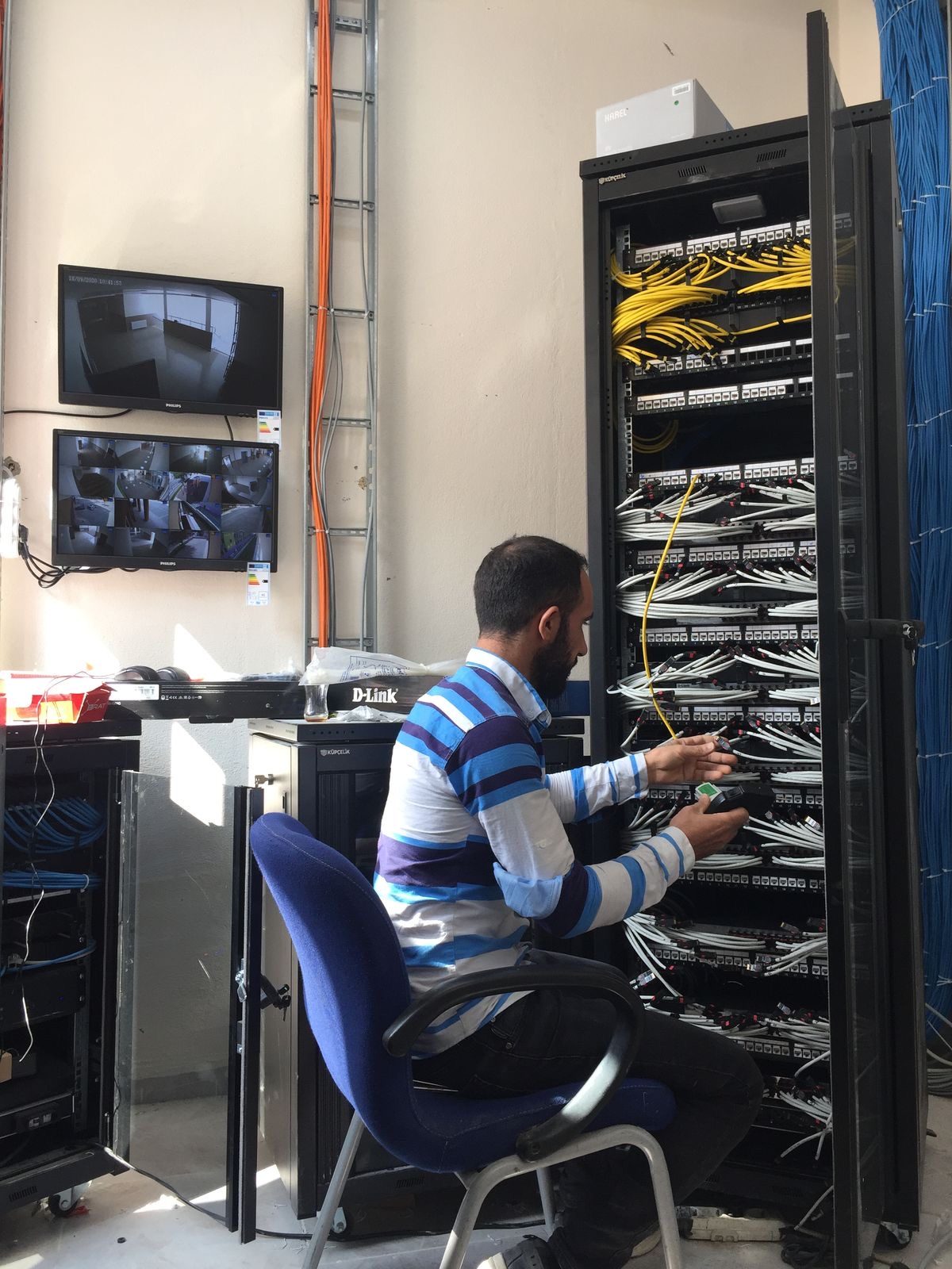 Técnico Bit-Tech em instalação de segurança eletrônica