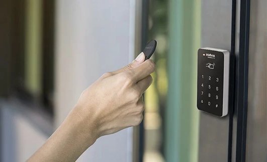 Controles remotos e teclados
